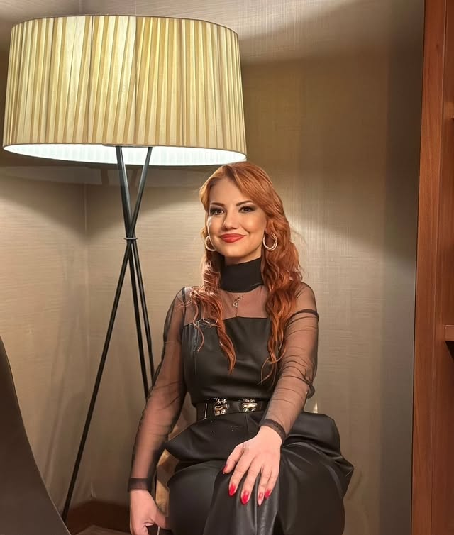 KIVILCIM KALAY’IN SESSİZ DEVRİMİ: KALEMDEN SAHNEYE, TRİBÜNDEN DÜNYA MÜZİĞİNE UZANAN GÜÇLÜ BİR KADIN HİKÂYESİ