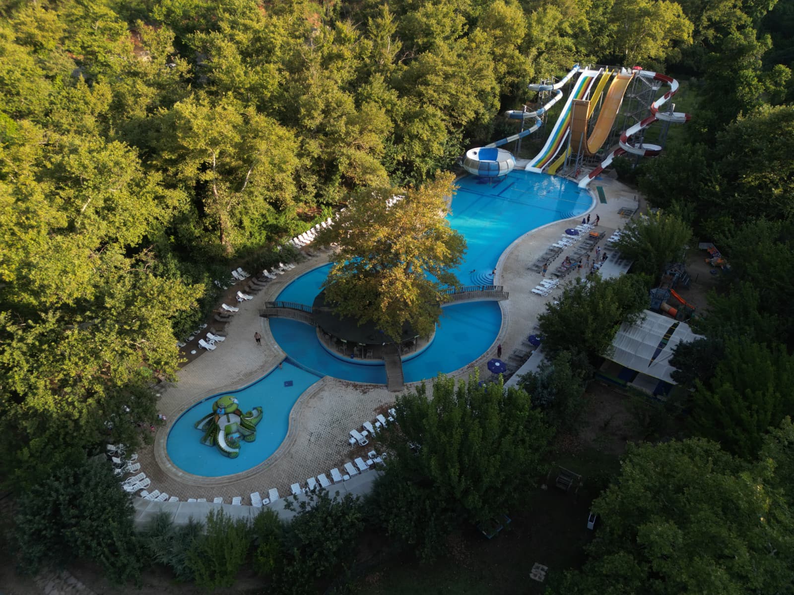 Marmaris’in Çamlıköy bölgesinde restoran, aquapark, çocuk alanları ve kamp hizmetlerini bir araya getiren Havuzlu Bahçe, sahip olduğu geniş alan ve çok yönlü konseptiyle bölge turizmi açısından dikkat çekici bir potansiyel taşıyor.