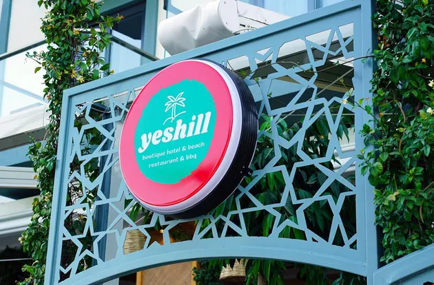 MARMARİS’İN KIYISINDA YENİ BİR NEFES: YESHILL BEACH YENİLENEN YÜZÜYLE AÇILDI