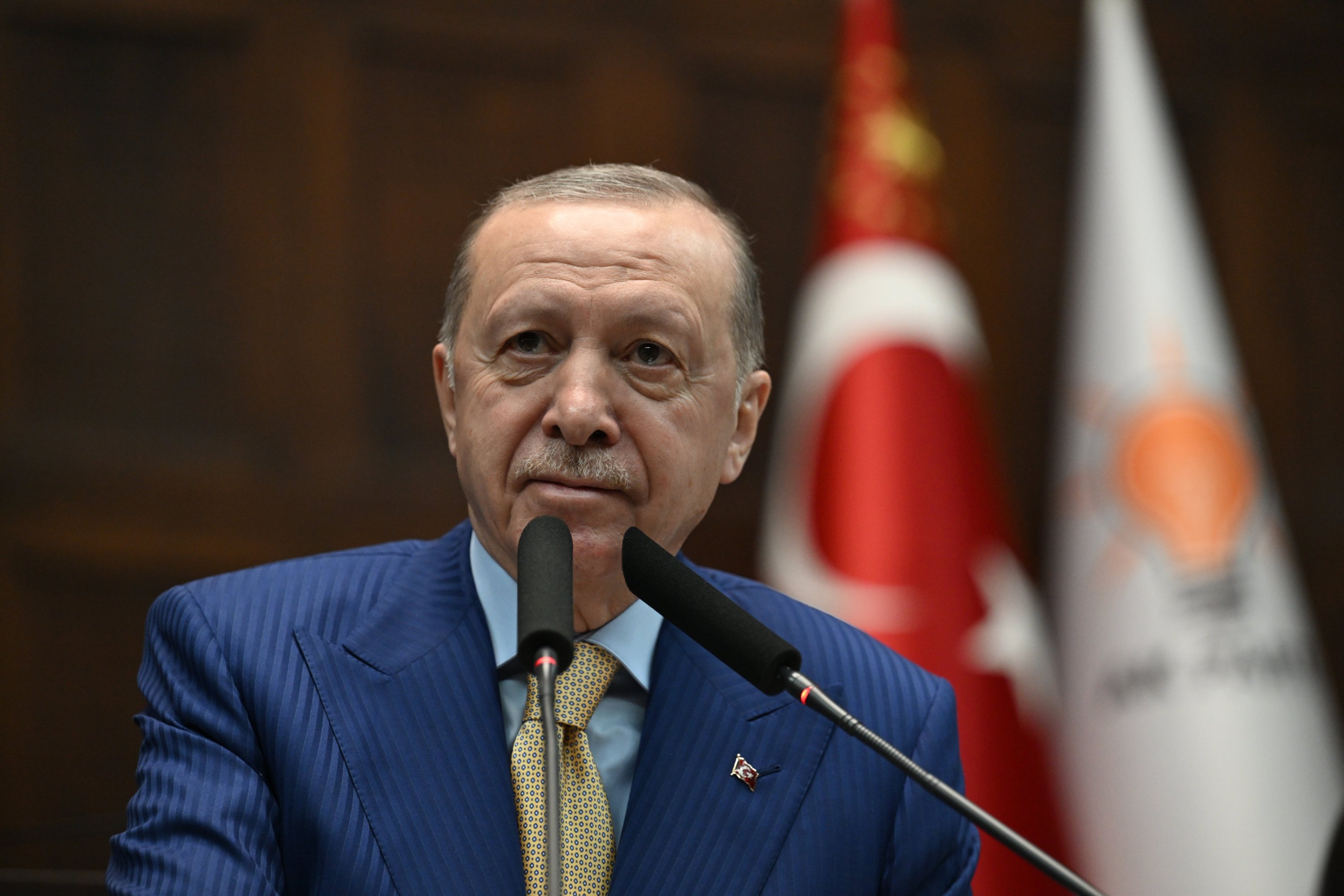 İKTİDARIN DEMOKRASİ KARNESİ ALARM VERİYOR: MUHALEFETTEN GAZİLERE UZANAN ADALET TARTIŞMASI