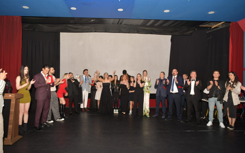 KRAVATLAR DÜZELTİLDİ, VİTRİNLER İNDİRİLDİ: BAKANLARDAN PATRONLARA DEV KADRO, BEYZA YÜZÜAK’IN "KADINA ŞİDDETE HAYIR 3" ZİRVESİNDE TER DÖKMEYE GELİYOR