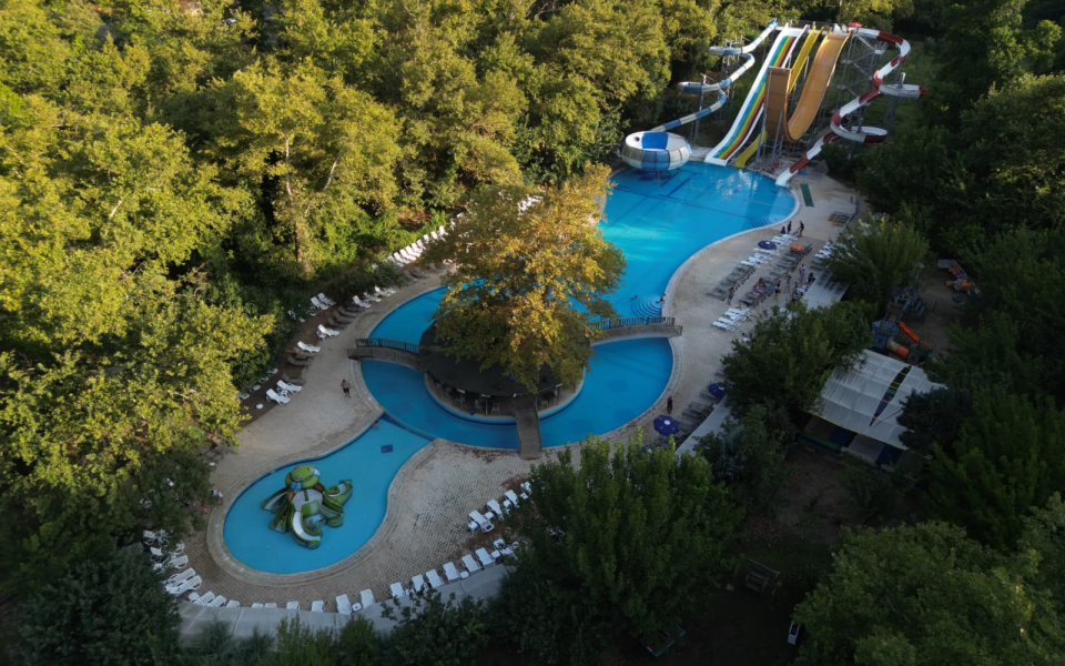 Marmaris’in Çamlıköy bölgesinde restoran, aquapark, çocuk alanları ve kamp hizmetlerini bir araya getiren Havuzlu Bahçe, sahip olduğu geniş alan ve çok yönlü konseptiyle bölge turizmi açısından dikkat çekici bir potansiyel taşıyor.