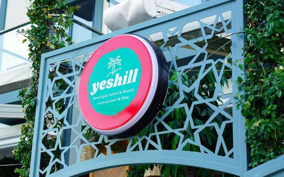 MARMARİS’İN KIYISINDA YENİ BİR NEFES: YESHILL BEACH YENİLENEN YÜZÜYLE AÇILDI